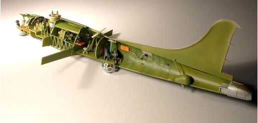 Revell - 4283 - Maquette Classique à Peindre et à Coller - B-17G Flying  Fortress : : Jeux et Jouets