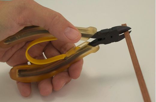 Accessoires modélismes : Pince coupante avec manche ergonomique - Artesania Latina 27211