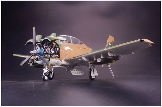 Maquette d'avion militaire : T-28c Trojan - Kitty Hawk Model 32015