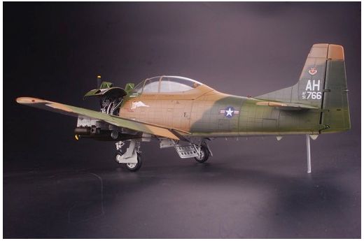 Maquette d'avion militaire : T-28c Trojan - Kitty Hawk Model 32015