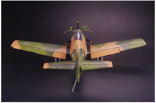 Maquette d'avion militaire : T-28c Trojan - Kitty Hawk Model 32015