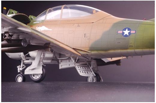 Maquette d'avion militaire : T-28c Trojan - Kitty Hawk Model 32015
