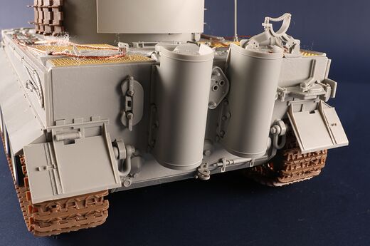 Maquette militaire : Pz.Kpfw.VI Ausf.E Sd.Kfz.181 Tiger I 1/16 (Medium Production)  - Trumpeter 00944