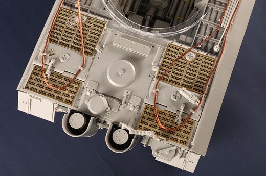 Maquette militaire : Pz.Kpfw.VI Ausf.E Sd.Kfz.181 Tiger I 1/16 (Medium Production)  - Trumpeter 00944