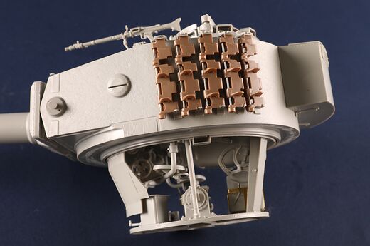 Maquette militaire : Pz.Kpfw.VI Ausf.E Sd.Kfz.181 Tiger I 1/16 (Medium Production)  - Trumpeter 00944