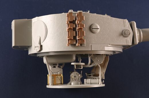 Maquette militaire : Pz.Kpfw.VI Ausf.E Sd.Kfz.181 Tiger I 1/16 (Medium Production)  - Trumpeter 00944