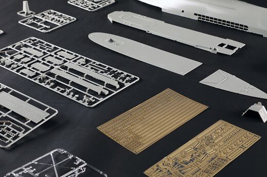 Maquette navire français : Porte-hélicoptère Jeanne-d'Arc 1/350 - Trumpeter 5636 05636