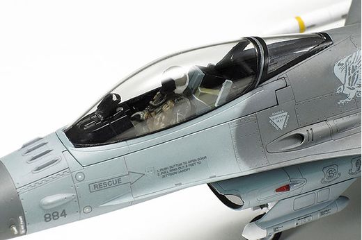 Maquette avion militaire : F-16CJ W/Full Equipment - 1/72 -Tamyia 60788