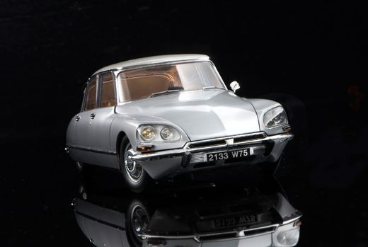 Maquette voiture de collection : Citroën DS21 - 1/24 - Ebbro 25009