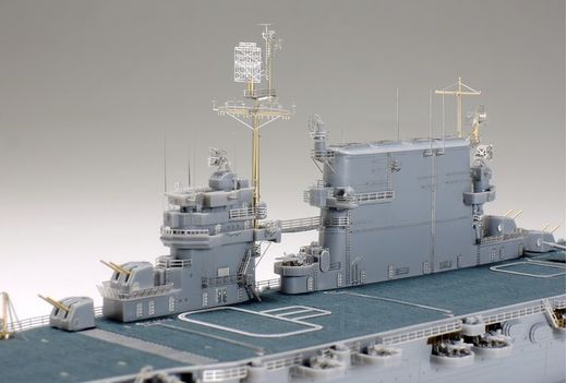 Maquette navire militaire : Porte-Avions CV-3 Saratoga 1944 avec détails - 1:700 - Tamiya 25179