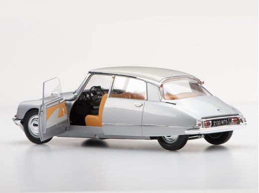 Maquette voiture de collection : Citroën DS21 - 1/24 - Ebbro 25009