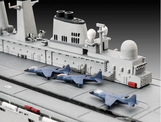 Maquette navire militaire : HMS Invincible (Falkland War) 1:700 - Revell 05172, 5172 - France-maquette.fr