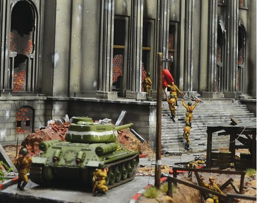 Diorama militaire : Berlin 1945 : Conquête du Reichstag - 1/72 - Italeri 06195 6195