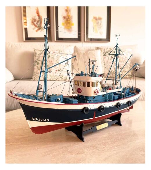 Maquette bateau de pêche en bois : Thonier Marina II 1/50 - Artesania 20506